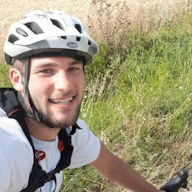 A 20 ans, Jean-Manuel a enfourché son vélo pour valoriser le travail des soignants du Mont St Michel à Paris